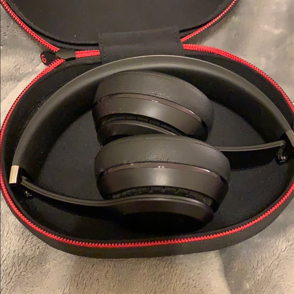 Beats Solo 3 wireless with case